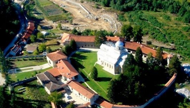 Komuna duhet ta zbatojë vendimin e Kushtetueses për pronat e Manastirit