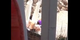 Çifti kosovar nuk përmbahet, seks në plazhin e Dhërmiut (+18 Video)