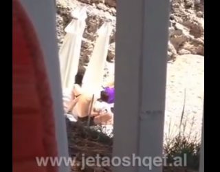 Çifti kosovar nuk përmbahet, seks në plazhin e Dhërmiut (+18 Video)