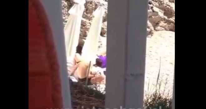 Çifti kosovar nuk përmbahet, seks në plazhin e Dhërmiut (+18 Video)