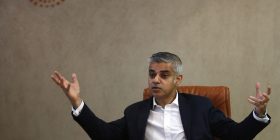 Kryetari i ri i Londrës Sadik Khan flet shqip (Foto)
