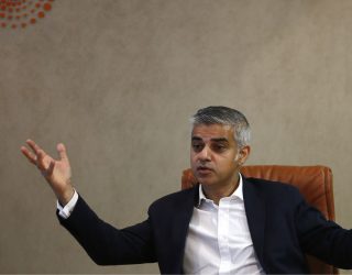 Kryetari i ri i Londrës Sadik Khan flet shqip (Foto)