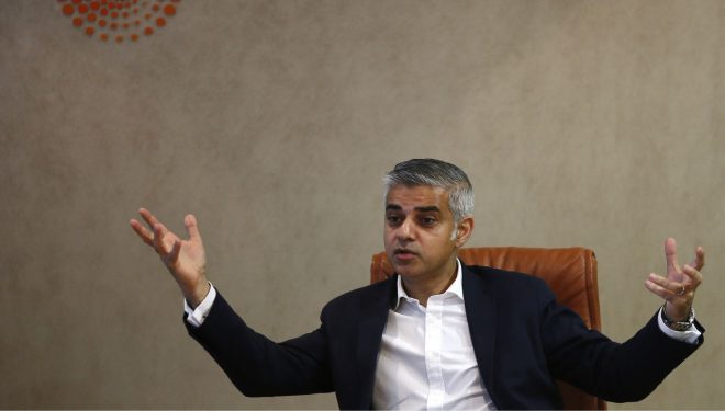 Kryetari i ri i Londrës Sadik Khan flet shqip (Foto)