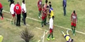 Futbollisti vret kundërshtarin me një goditje në laring (KUJDES! Pamje të rënda)