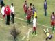 Futbollisti vret kundërshtarin me një goditje në laring (KUJDES! Pamje të rënda)