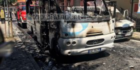 Flakë në autobusin me besimtarë, një e vdekur, 12 të plagosur (VIDEO)