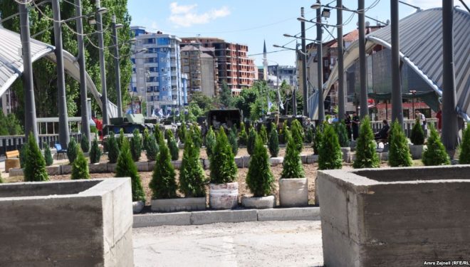 Bahtiri beson se në qershor hiqet barrikada