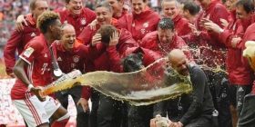 Bavarezët festojnë titullin, Guardiola shfaqet triumfant para lamtumirës (Foto)