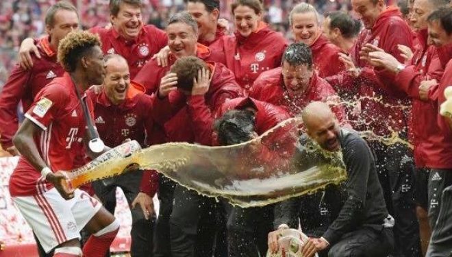 Bavarezët festojnë titullin, Guardiola shfaqet triumfant para lamtumirës (Foto)