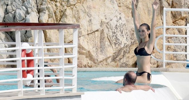 Bella Hadid, mahnitëse në Francë (Foto)