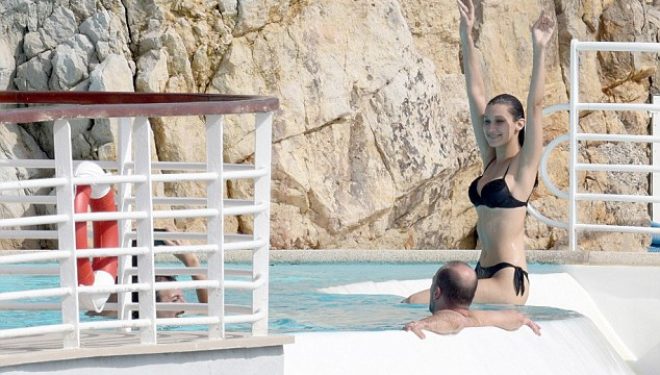 Bella Hadid, mahnitëse në Francë (Foto)
