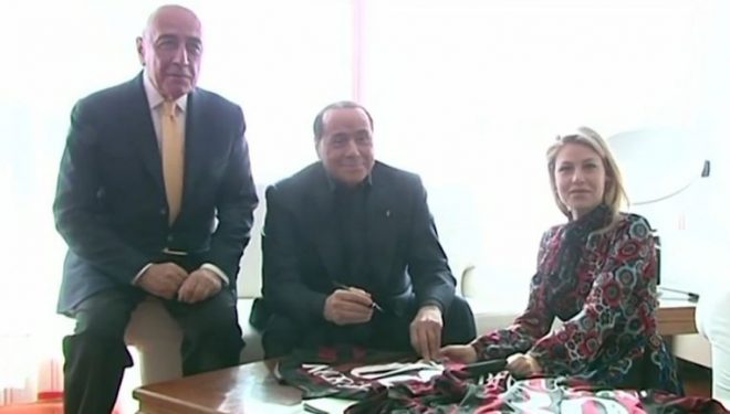 Berlusconi i hap rrugën shitjes së Milan