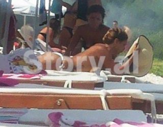 Fotolajm/ Çiljeta del topless në Karaburun… (Foto)