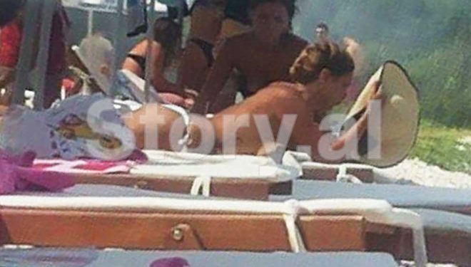 Fotolajm/ Çiljeta del topless në Karaburun… (Foto)
