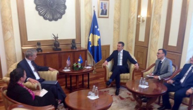 Fillon takimi mes Ambasadorit Delawie dhe Veselit