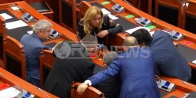 Video-skandali: Deputetët harrojnë ligjet, “zhyten” në celularë për të parë Shukriun (Video)