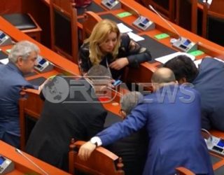 Video-skandali: Deputetët harrojnë ligjet, “zhyten” në celularë për të parë Shukriun (Video)