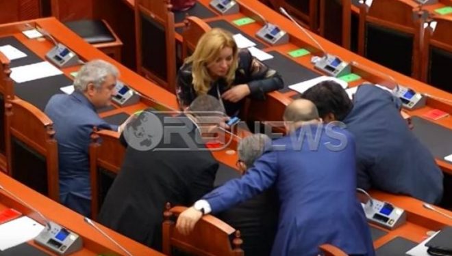 Video-skandali: Deputetët harrojnë ligjet, “zhyten” në celularë për të parë Shukriun (Video)