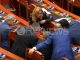 Video-skandali: Deputetët harrojnë ligjet, “zhyten” në celularë për të parë Shukriun (Video)