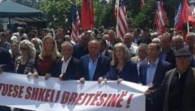 Protestë në Deçan kundër vendimit për pronat e Manastirit