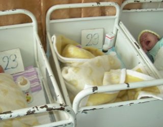 Jep dorëheqje ministri i shëndetësisë, pas vdekjes së foshnjës në spital