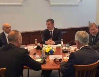Negociatat me Komisionerin Hahn: Opozita nuk ka lëvizur nga qëndrimet