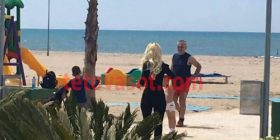 Xhesika Ndoj “kapet mat” me Ilir Metën në plazh (Foto)