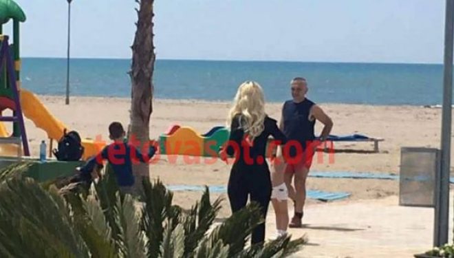 Xhesika Ndoj “kapet mat” me Ilir Metën në plazh (Foto)