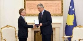 Thaçi i ndanë Noel Malcolm dekoratën ”Medalja e Artë e Lidhjes së Prizrenit”