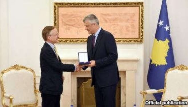 Thaçi i ndanë Noel Malcolm dekoratën ”Medalja e Artë e Lidhjes së Prizrenit”