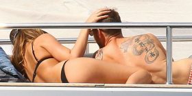 Button dhe e dashura seksi kapen në momente intime (Foto)