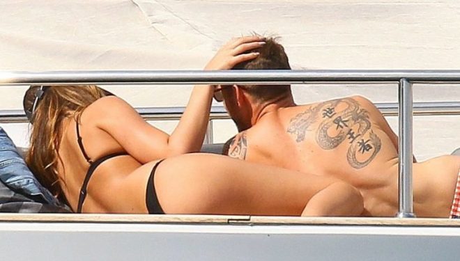 Button dhe e dashura seksi kapen në momente intime (Foto)