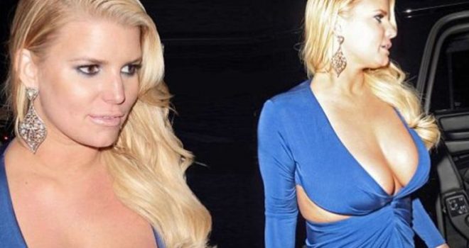 Jessica Simpson duket bombastike duke shfaqur gjoksin e saj seksi (Foto)