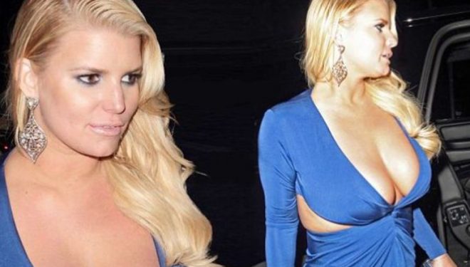 Jessica Simpson duket bombastike duke shfaqur gjoksin e saj seksi (Foto)
