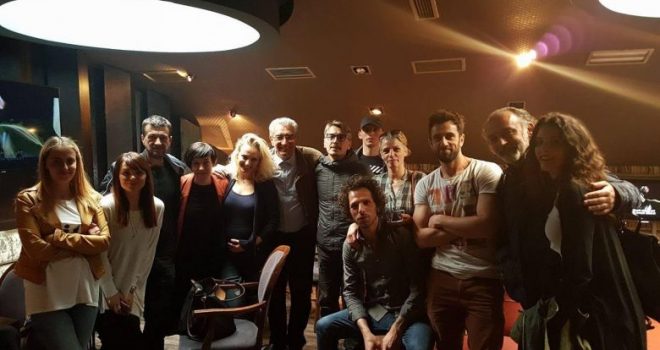 Gjirafa.com rikthen për të gjithë shqiptarët serialin më popullor “Kafeneja Jonë” (FOTO)