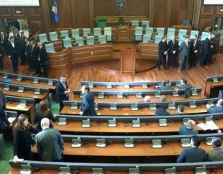 Deputetët mblidhen në sallën e Kuvendit të Kosovës (Video)