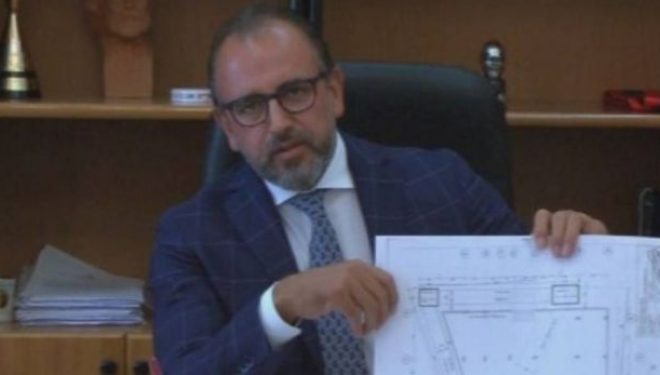 Për kryebashkiakun Leli, Vlora zgjon interesin e vizitorëve edhe si kantier ndërtimi! (VIDEO)