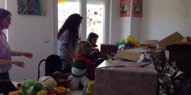 Rotaraktët gjilanas dhurojnë lodra për Qendrën e Kujdesit Ditor