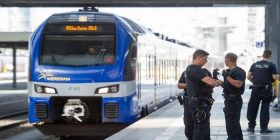 Mynih, islamiku godet me thikë disa persona në stacionin e trenit duke thirrur “Allahu Akbar”