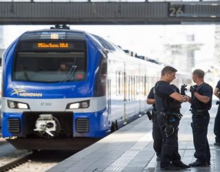 Mynih, islamiku godet me thikë disa persona në stacionin e trenit duke thirrur “Allahu Akbar”