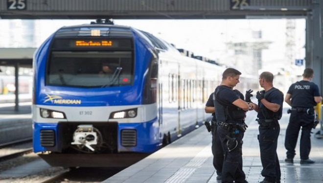 Mynih, islamiku godet me thikë disa persona në stacionin e trenit duke thirrur “Allahu Akbar”