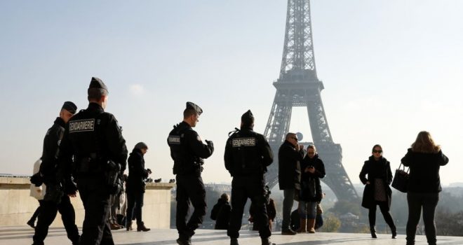 Paris: Policia largon emigrantët nga trotuaret të cilët ka javë që jetojnë nëpër rrugë