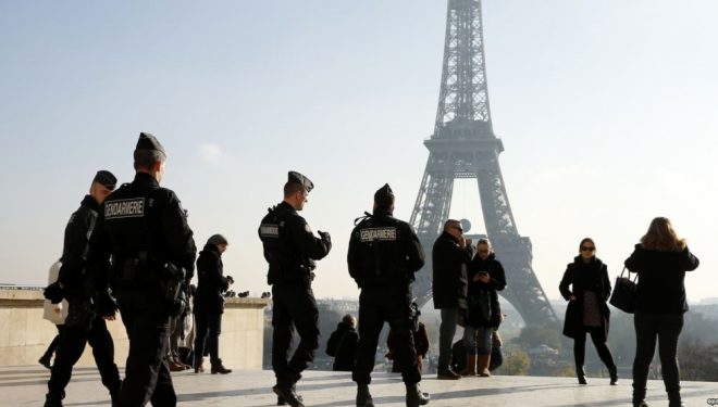 Paris: Policia largon emigrantët nga trotuaret të cilët ka javë që jetojnë nëpër rrugë