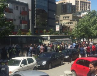 Protestë e serbëve në Prishtinë për zbatim të ligjit të RTK-së Protestë e serbëve në Prishtinë për zbatim të ligjit të RTK-së