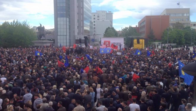 Populli proteston edhe pa Vetëvendosjen (FOTO)