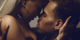 Publikohet foto e Ritës duke bërë seks me Chris Brown? (FOTO, +18)