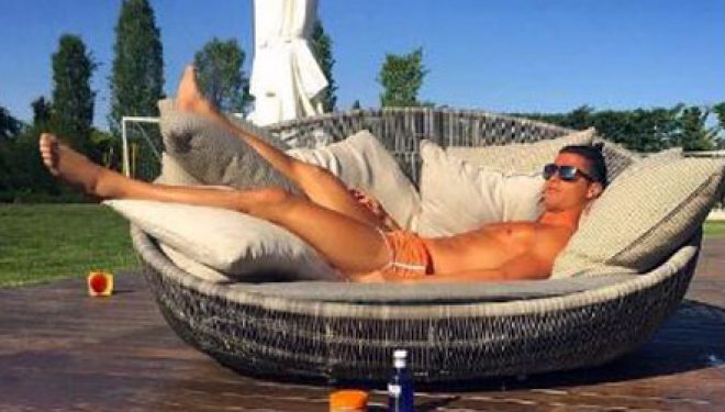 Ronaldo, relaks në diell përpara finales