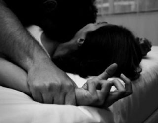 Shokuese/ Bashkëjetuesi i nënës abuzon seksualisht me 12-vjeçaren, e ëma kishte nxitur përdhunimin