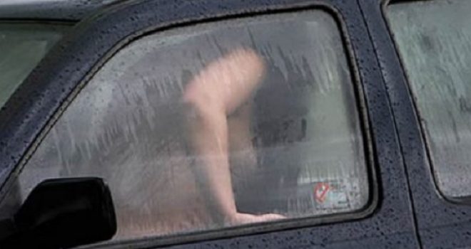 Paralajmërimi i çuditshëm për seksin në makinë (Foto)