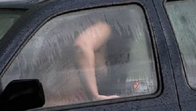Paralajmërimi i çuditshëm për seksin në makinë (Foto)